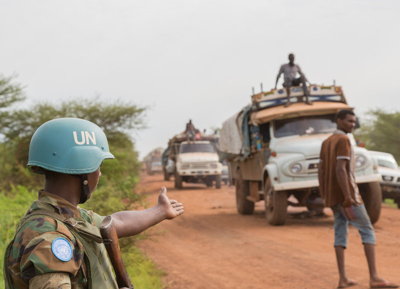 UNISFA soldier assisting traffic at Amiet market